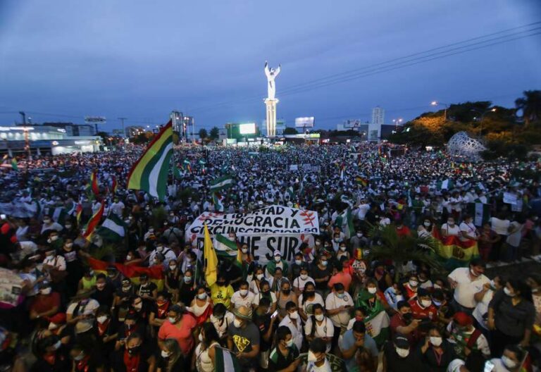 Bolivianos vão às ruas para protestar contra prisões de autoridades