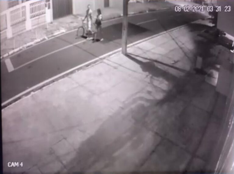 Polícia divulga imagem de última pessoa com transexual encontrada morta em terreno baldio
