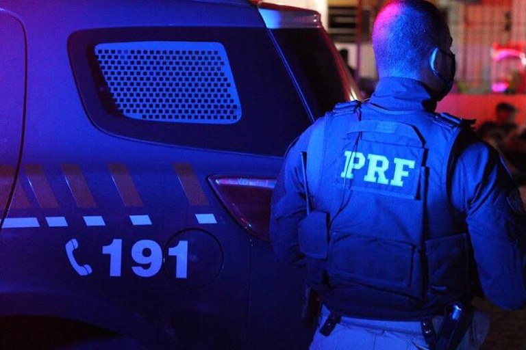 PRF recupera na BR-101 reboque roubado