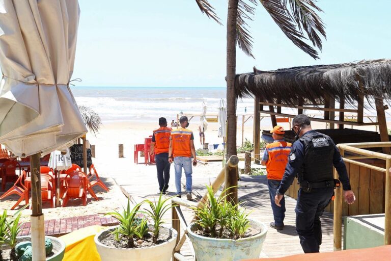 Domingo de sol na orla é mercado por bares e restaurantes fechados