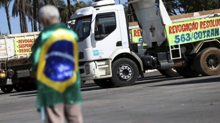 Petrobras aumenta preço do combustível e caminhoneiros ameaçam fazer greve