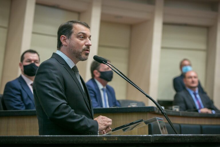 Governador de Santa Catarina é afastado do cargo para análise de impeachment