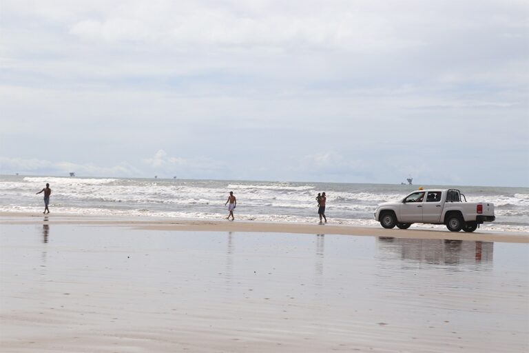 Praias de Aracaju são fiscalizadas a fim de coibir aglomerações na capital
