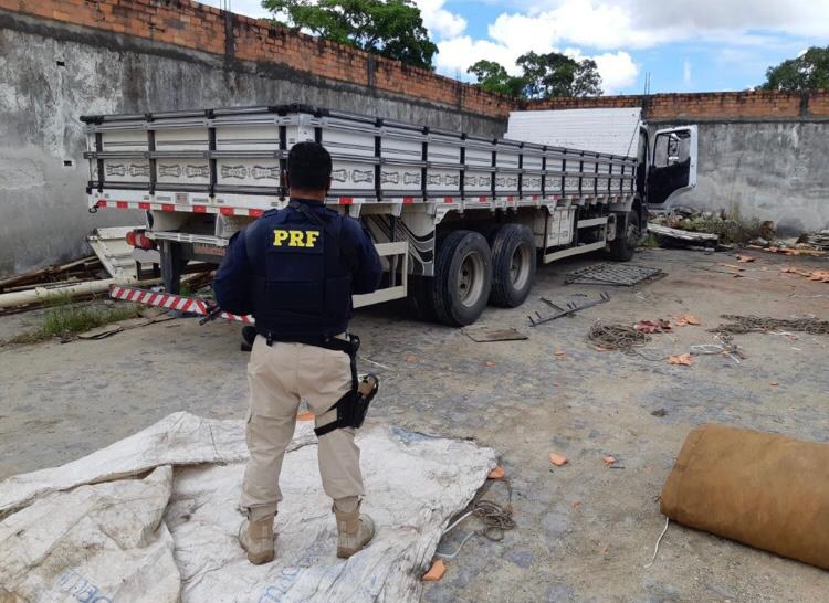 PRF localiza caminhão roubado em oficina do município de Socorro