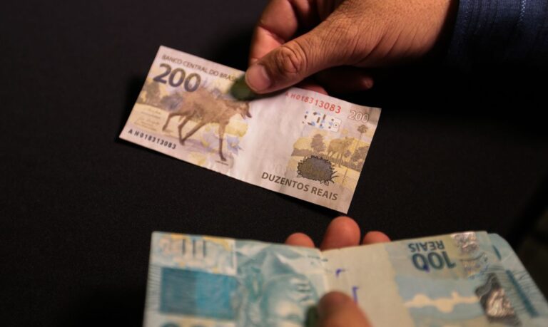 Governo federal oferece reajuste salarial de 7,9% a servidores