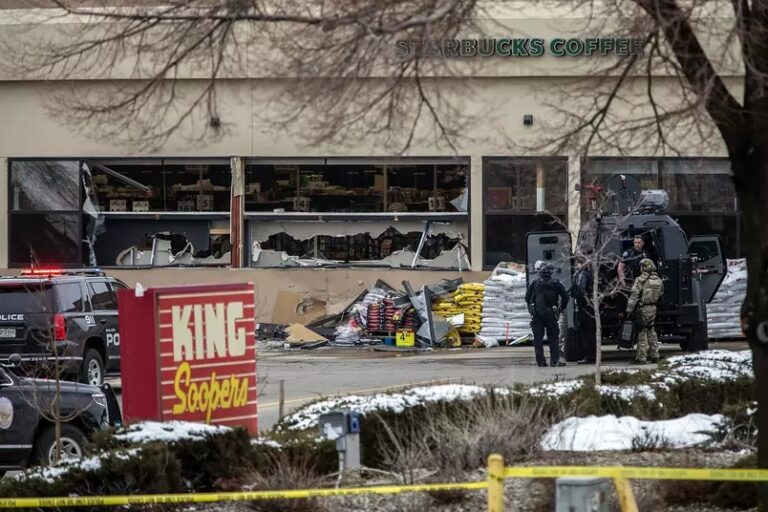 Atirador mata policial e civis em supermercado nos Estados Unidos