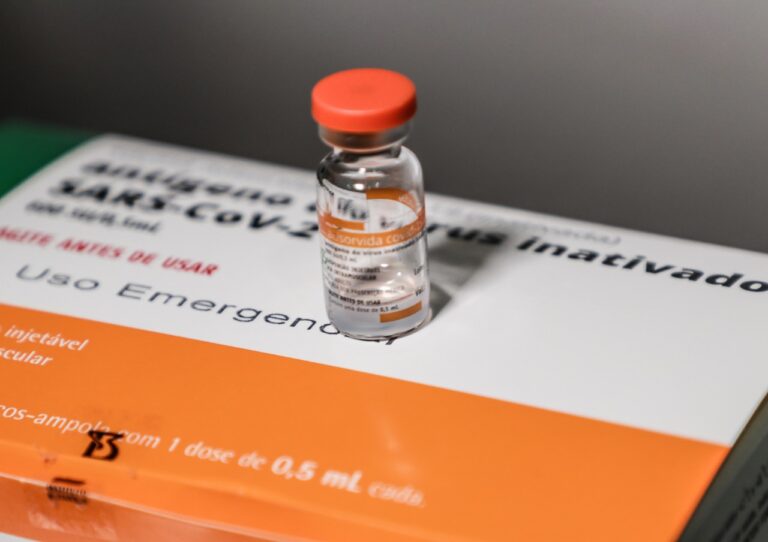 Sergipe recebe mais 26 mil doses da Coronavac para vacinar idosos de 78 a 79 anos de idade