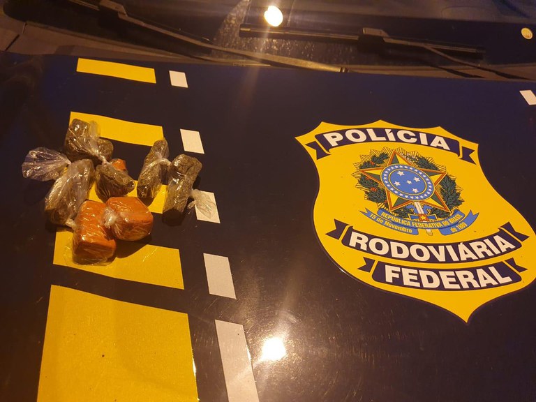 PRF-SE flagra dois homens com entorpecentes na BR-101