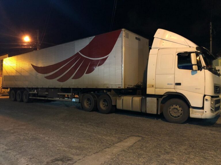 Homem é atropelado e morto enquanto dormia embaixo de carreta