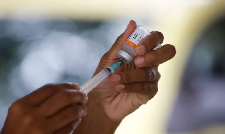 Médicos recomendam intervalo entre vacinas contra covid-19 e influenza