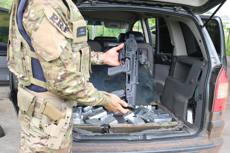 PRF-SE apreende 70 kg de cloridrato de cocaína, além de arma e munições