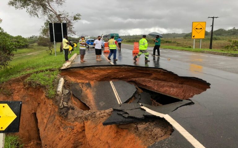 Cratera se abre e interdita dois sentidos da Linha Verde na Bahia