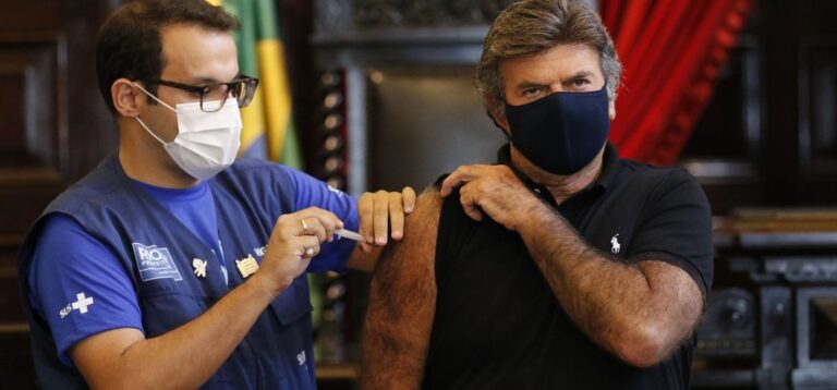 Fux recebe primeira dose da vacina e defende imunização em massa