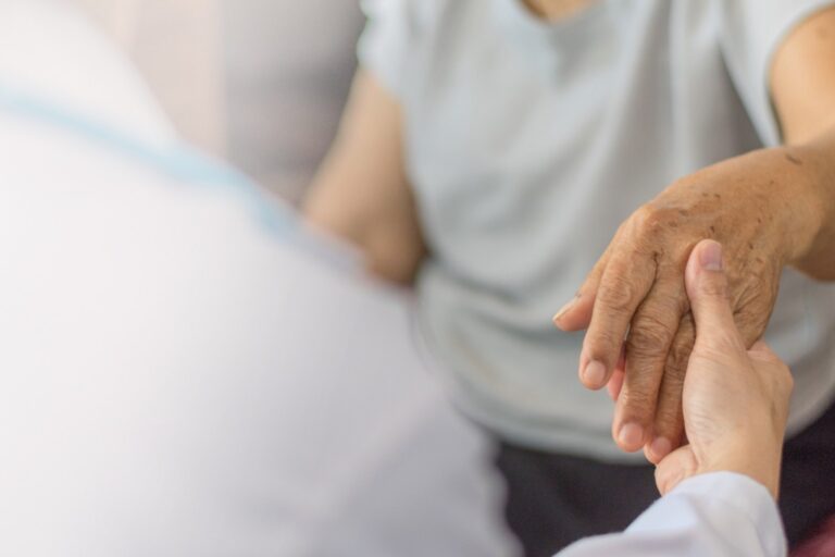 Rompendo tabus: o que você precisa saber sobre a Doença de Parkinson