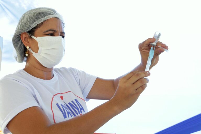 Idosos de 60 anos começam a ser vacinados contra a covid em Aracaju