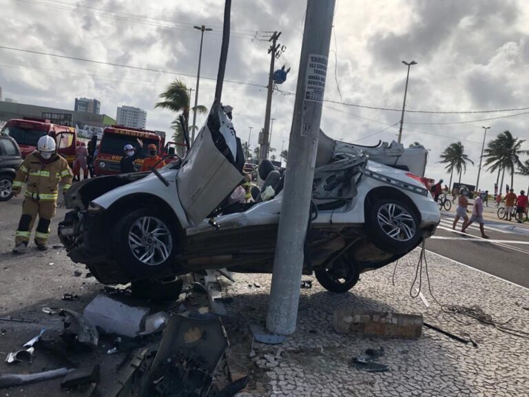 Motorista fica preso as ferragens após colisão na Orla de Atalaia