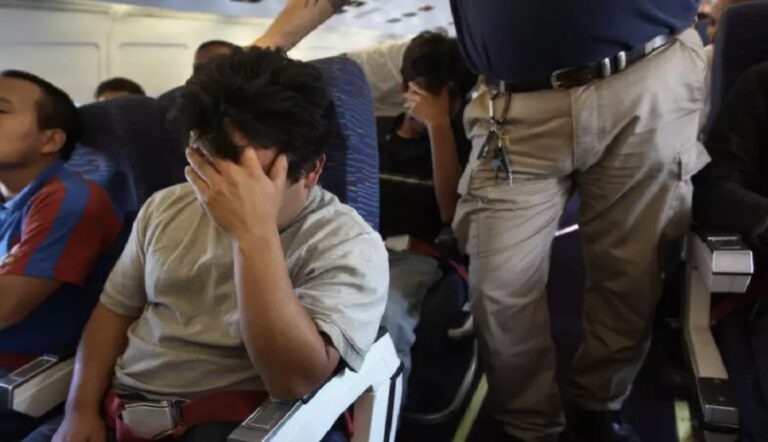 Biden deporta 130 brasileiros e quebra promessa de ser ‘mais aberto’ a imigrantes