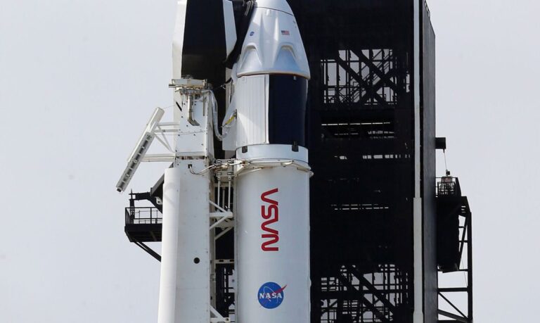 Protótipo da SpaceX realiza voo e aterrissagem com sucesso