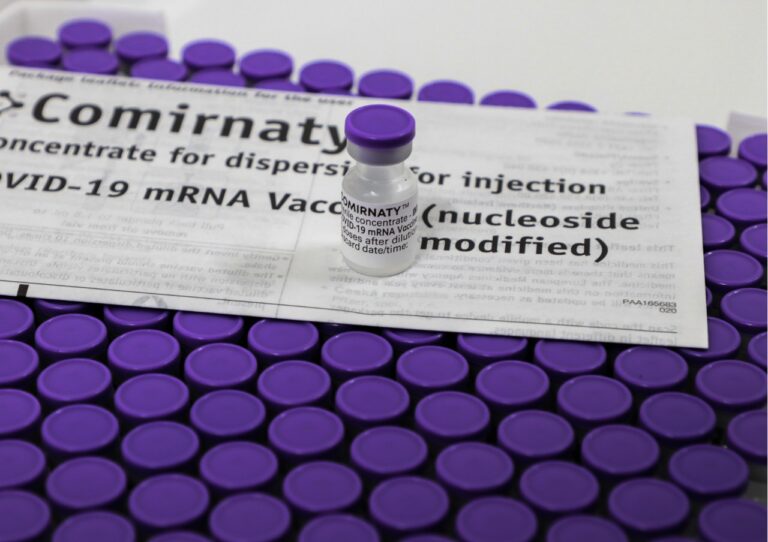 Lote com 11.700 doses da vacina Pfizer chega a Sergipe