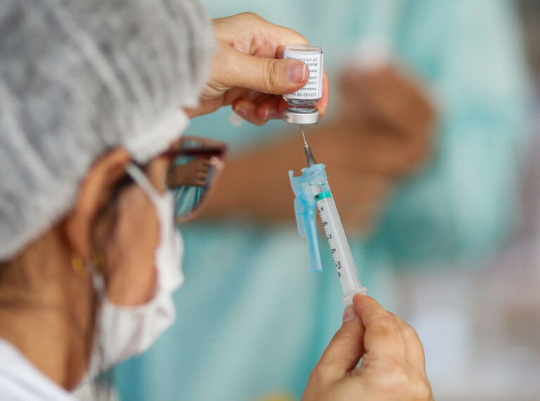 Brasil tem 20,5% da população vacinada com a primeira dose contra a covid