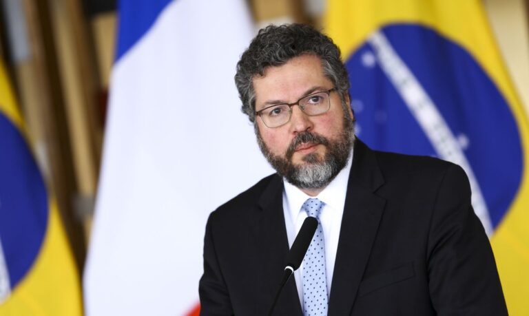 CPI ouve Ernesto Araújo nesta terça sobre críticas à China, vacinas e cloroquina