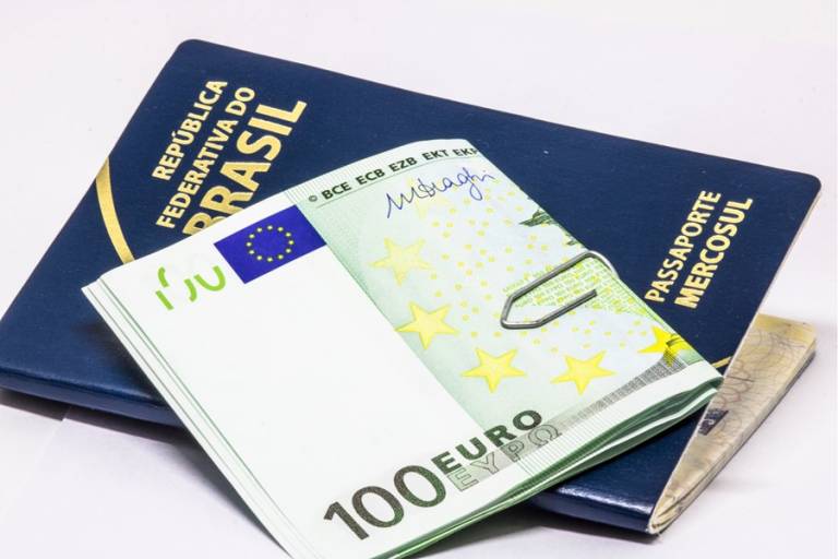 Passaporte de vacina: por que quem tomou a Coronavac talvez não possa viajar para a Europa?
