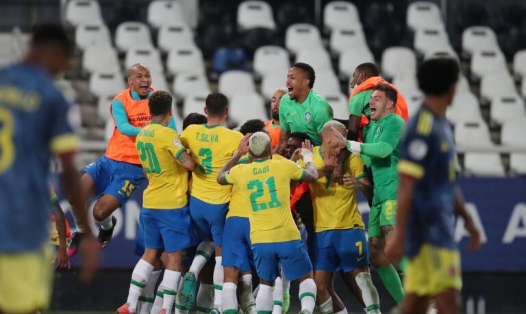 Brasil vence Colômbia no fim em duelo com gol polêmico