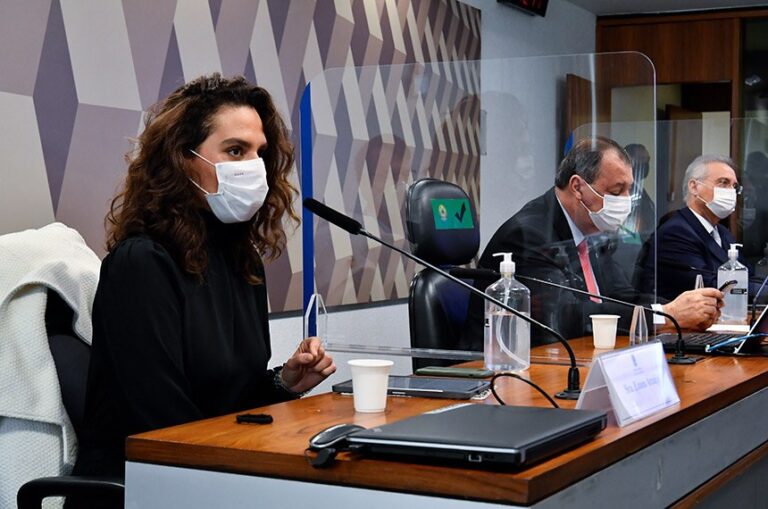 Discutir cloroquina é ‘escolher de que borda da Terra plana a gente vai voar’, afirma médica à CPI