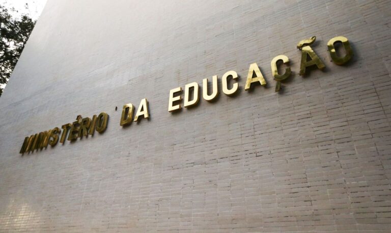 MEC abre concurso com 220 vagas e salário de R$ 6.255,90 nesta quarta