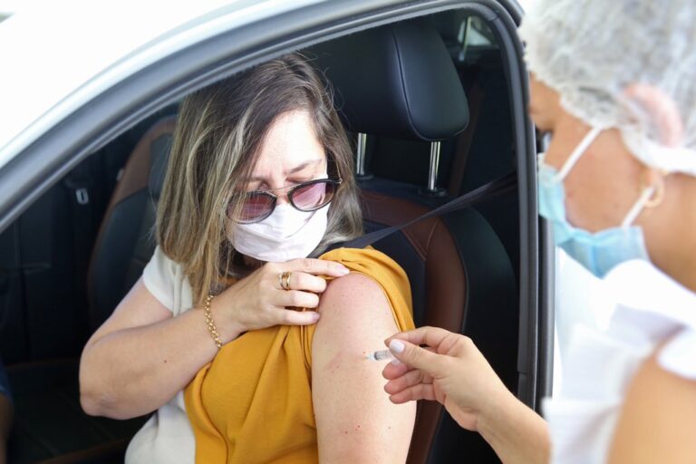 Pessoas a partir dos 36 anos já podem ser vacinadas contra a covid-19 nesta segunda, 5