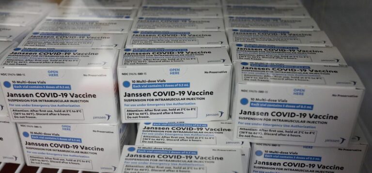 Novo lote com 300 mil doses da vacina da Janssen chega ao Brasil