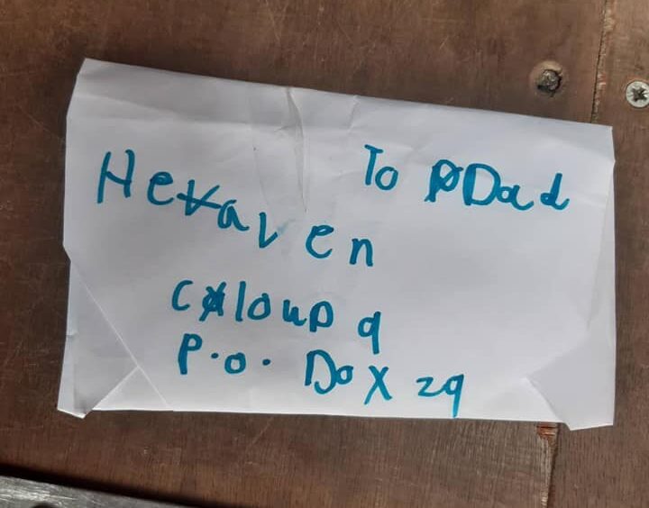 Carteiro se emociona com carta de menina para “seu pai, que está no céu”