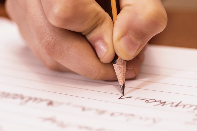 Como pais e responsáveis podem auxiliar os estudantes a melhorar o desempenho na redação?