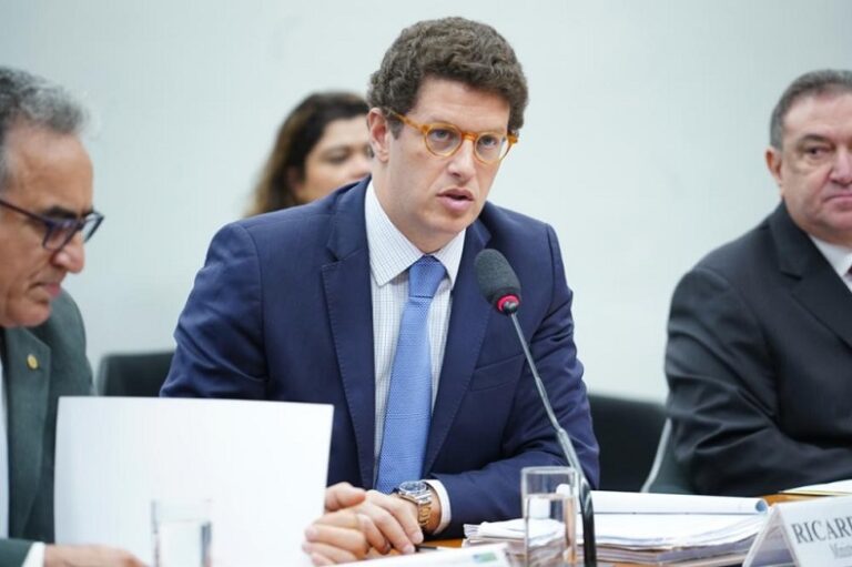 Suspeito de corrupção, Salles entrega celular à PF 19 dias depois de buscas
