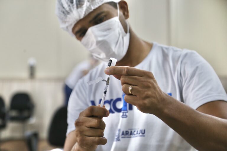 Por falta de doses, Aracaju suspende vacinação contra covid por idade