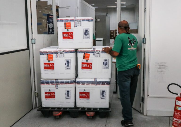 SES distribui novas doses de vacinas anticovid para os municípios