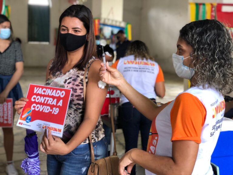 Prefeitura de Laranjeiras vacina moradores a partir de 25 anos