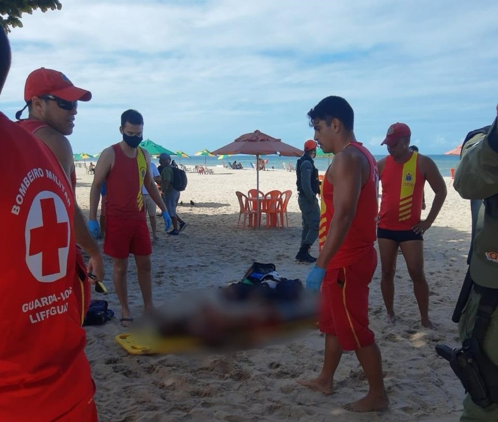 Homem Morre Ap S Ser Atacado Por Tubar O Na Praia De Piedade Em