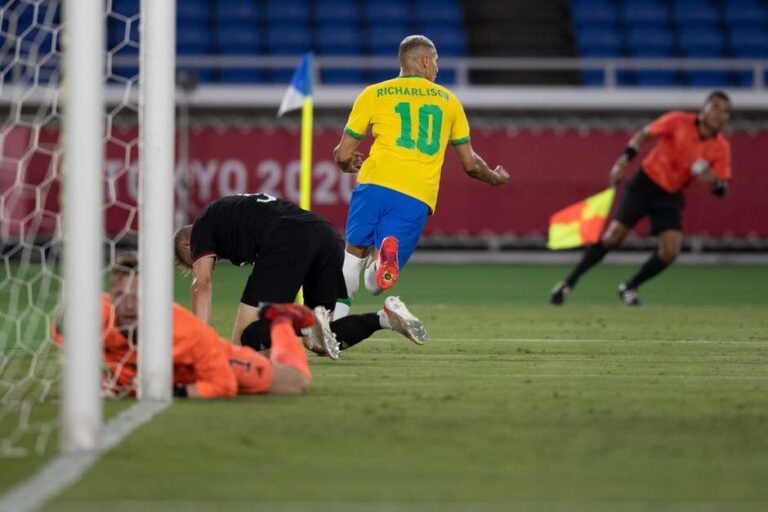 Richarlison faz 3 e Brasil vence Alemanha na estreia