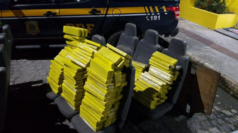 PRF apreende 195 kg de maconha em micro-ônibus