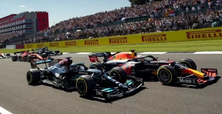 Hamilton se recupera de punição e vence o GP da Inglaterra de F1