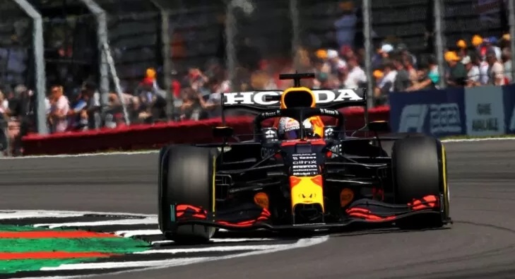 Verstappen passa Hamilton e vence a Corrida de Qualificação