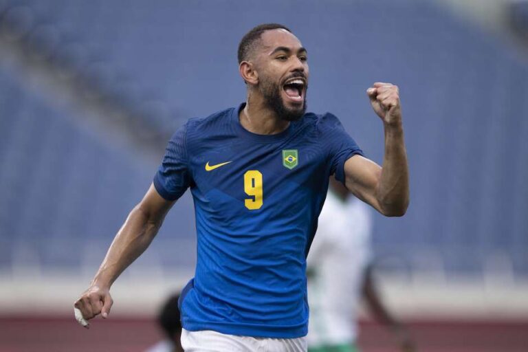 Brasil vence sauditas, avança em primeiro e vai às quartas