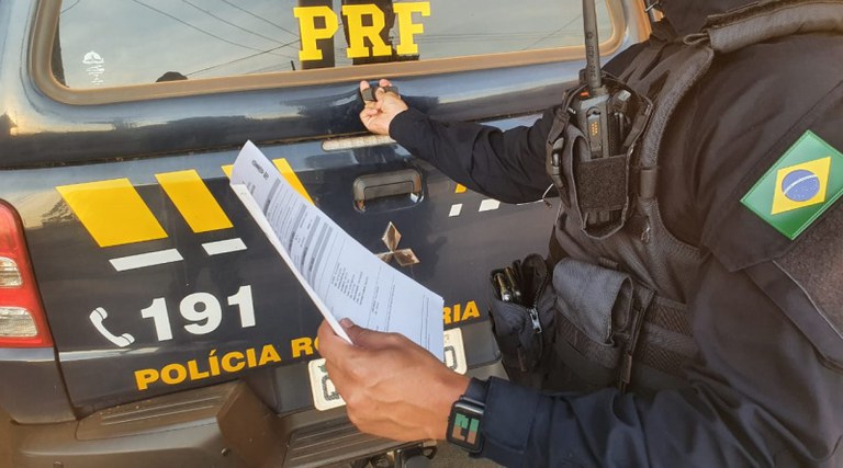 PRF detém homem com mandado de prisão em aberto