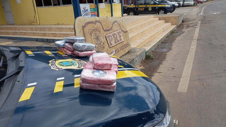 Sergipana é presa pela PRF-BA com cloridrato de cocaína escondido dentro de ônibus