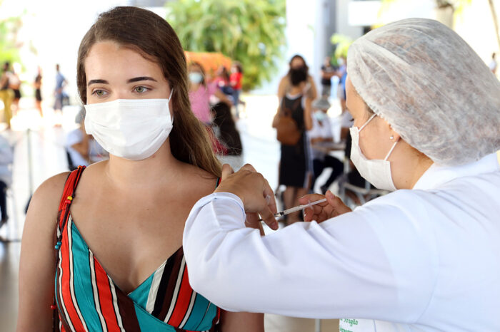 Jovens de 20 e 21 anos podem ser vacinados nesta sexta-feira, 20