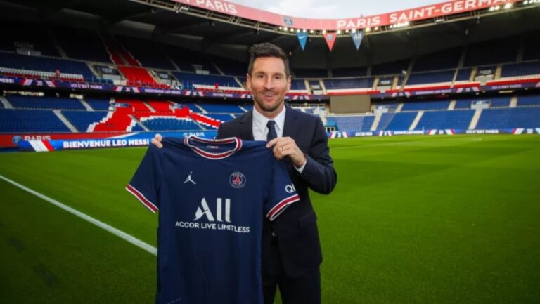 “Estou no lugar certo para continuar ganhando”, diz Messi, em apresentação no PSG