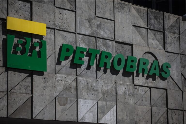 Gasolina da Petrobras é 23% mais barata do que a das refinarias privadas