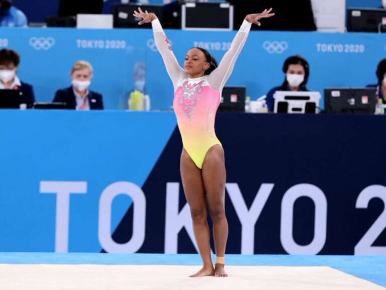 Rebeca fica fora do pódio na final do solo após ouro e prata