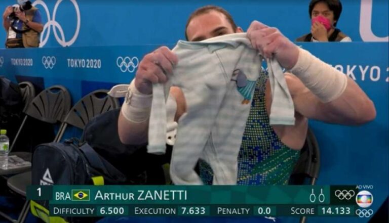 Zanetti chora ao falar do filho e recebe apoio de repórter